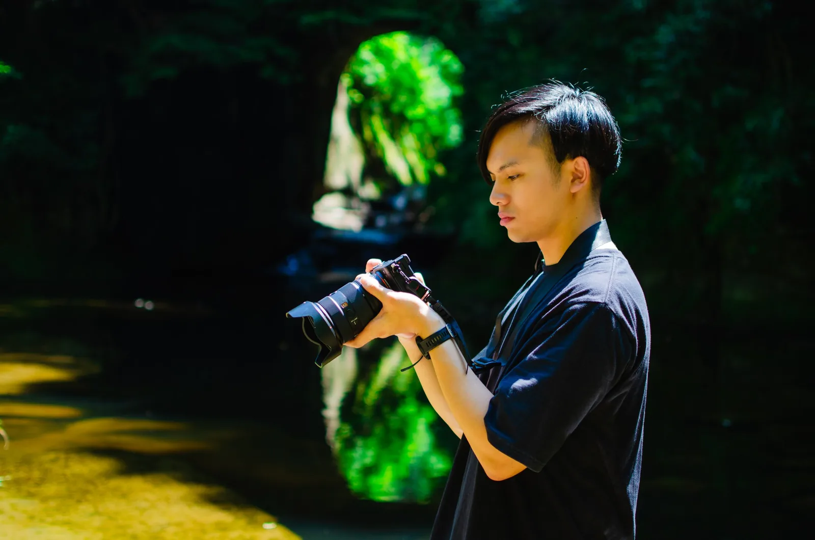 森の中でカメラを構える撮影者のプロフィール写真